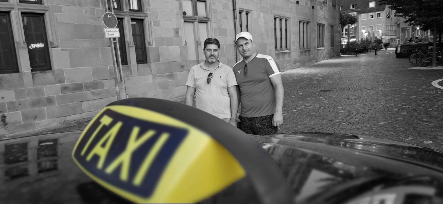 Zwei Taxis von Taxi Stern Heilbronn vor dem Firmensitz in Heilbronn